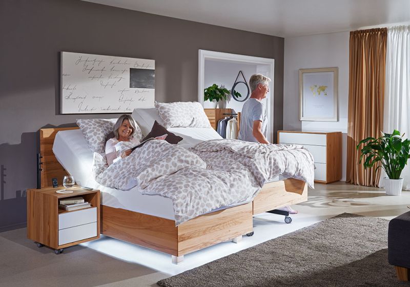 Kirchner® Seniorenbett in Massivholz mit hochgefahrenem Kopfteil