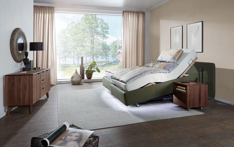 Höhenverstellbares und schwenkbares Komfortbett mit elektrisch verstellbarem Lattenrost