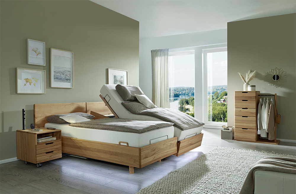 Kirchner® Seniorenbett in Massivholz mit hochgefahrenem Kopfteil