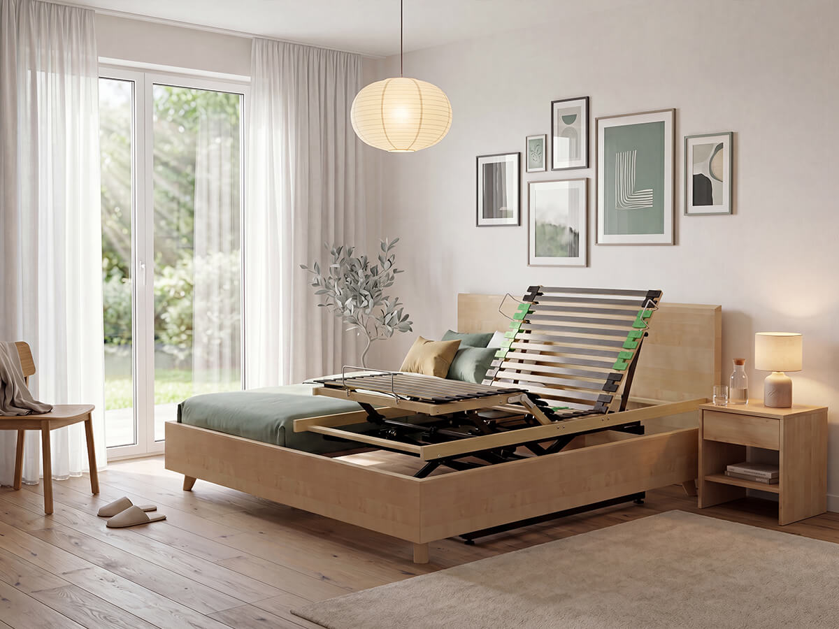 Komfortbett mit integrierbarem Integra-Liftsystem von SanaLIFT. Die angehobene Liegefläche zeigt die im Bettrahmen integrierte Technik in einem wohnlich eingerichteten Schlafzimmer.