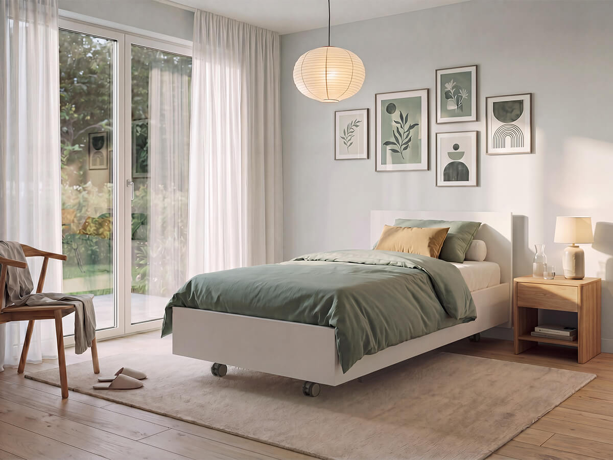 Pflegebett SanaLIFT Nova von KIRCHNER® aus dem FIXX-Schnelllieferprogramm in einem wohnlichen Schlafzimmer