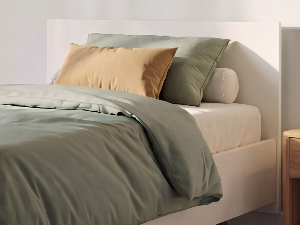 Kopfteil des Pflegebetts SanaLIFT Nova von KIRCHNER® in einem wohnlichen Schlafzimmer
