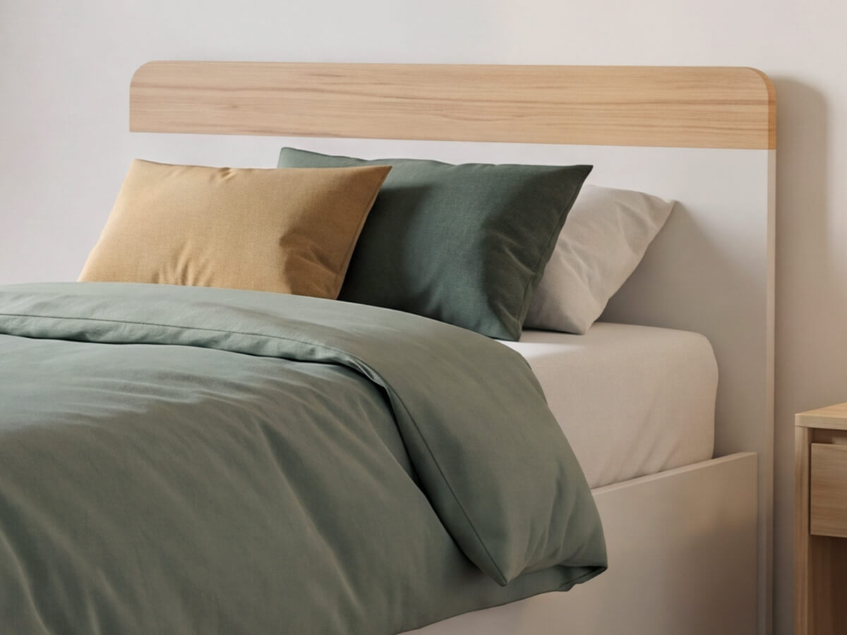 Kopfteil des Pflegebetts SanaLIFT NovaPlus von KIRCHNER® in einem wohnlichen Schlafzimmer