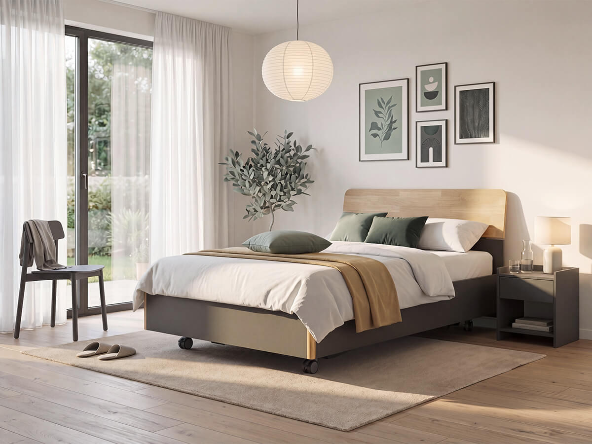 SanaLift Vita Pflegebett mit Bettüberwurf und Dekokissen in einem wohnlichen Schlafzimmer
