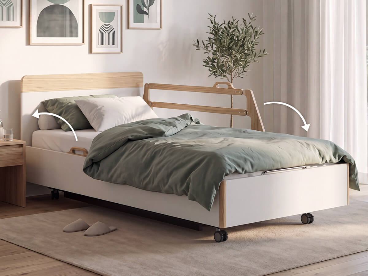 SanaLIFT-Pflegebett mit seitlich montiertem Seitenherausfallschutz Care in einem wohnlichen Schlafzimmer.