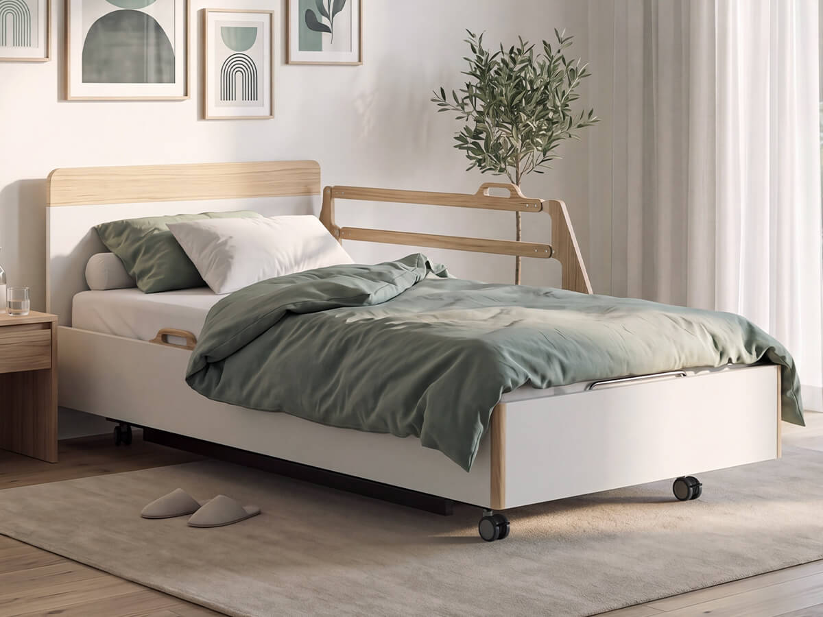Seitlich hochgeklappter Herausfallschutz Care an einem SanaLIFT-Pflegebett von KIRCHNER® 